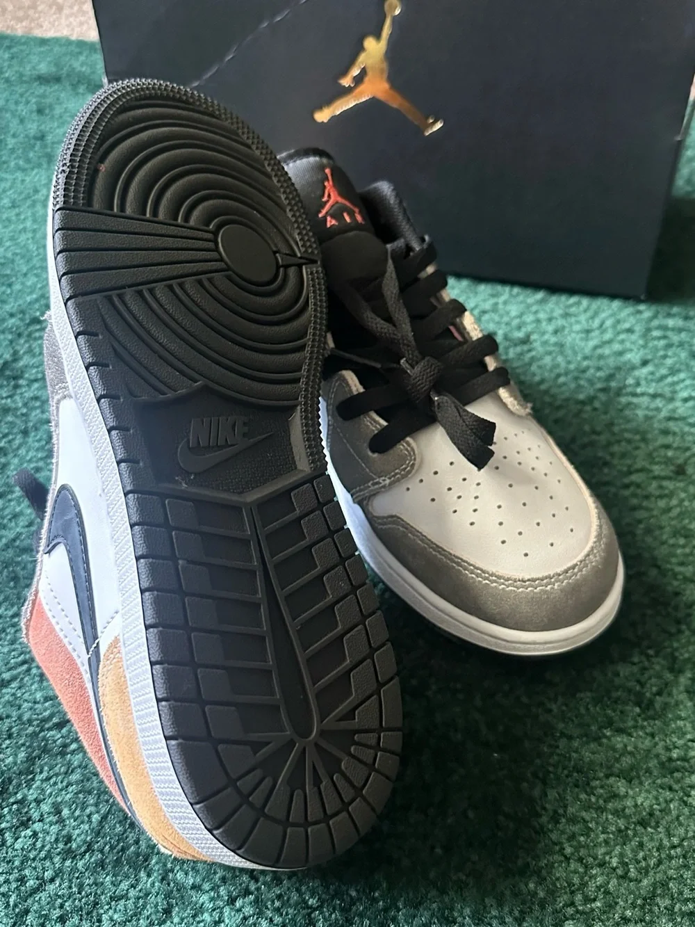 Jordan 1 Low SE Flight Club